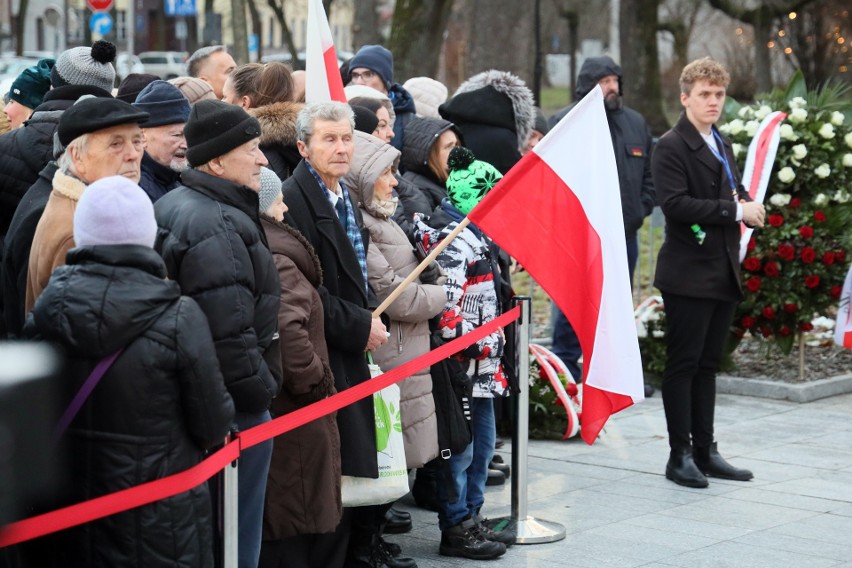 Pomnik Lecha Kaczyńskiego już odsłonięty. Tłum był bardzo żywiołowy [GALERIA] 