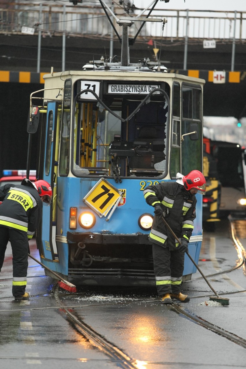 Wypadek tramwajowy na pl. Powstańców Wielkopolskich....