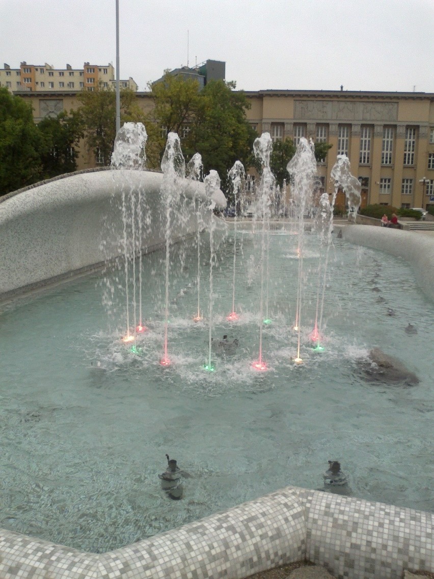 Działa fontanna na placu Dąbrowskiego. Z podświetlanych dysz w końcu trysnęła woda [ZDJĘCIA]