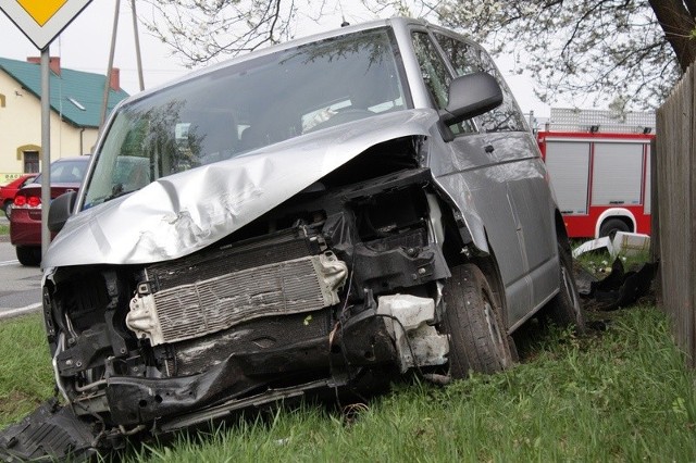 Rozbity volkswagen transporter na miejscu zdarzenia.