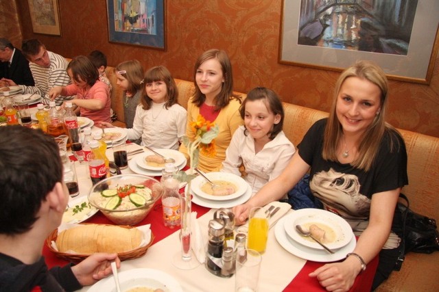 Dzieci były bardzo zadowolone z tego, że mogły zjeść świąteczny obiad w ładnej restauracji.