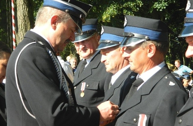 Medale strażakom z Miławczyc wręczał starosta Jan Nowak, prezes struktur powiatowych Ochotniczych Straży Pożarnych.