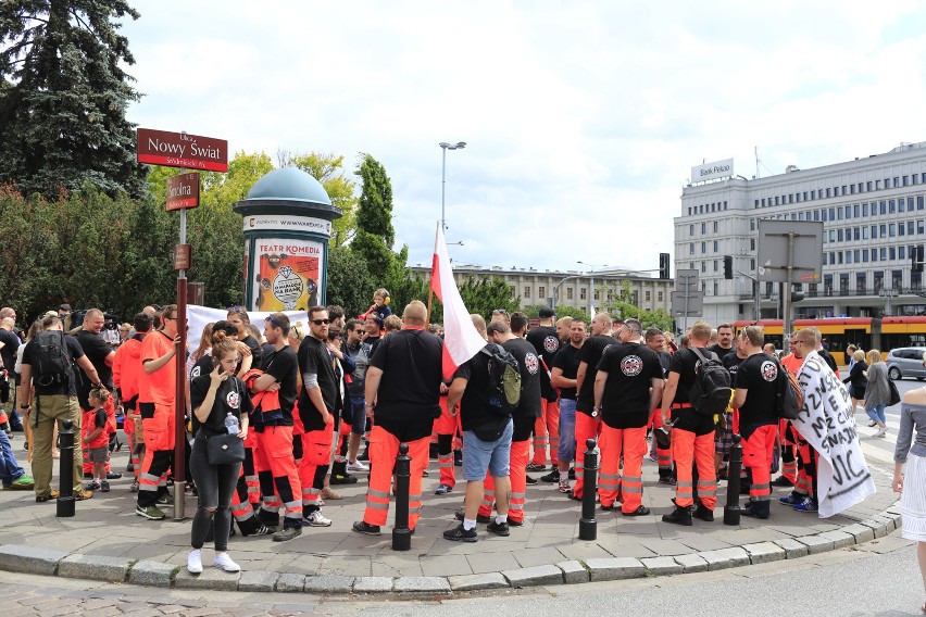 Protest ratowników medycznych w Warszawie. "Ratownik - systemu niewolnik" [ZDJĘCIA] [WIDEO]
