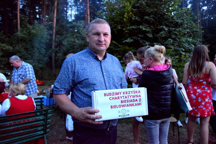 Akcja pomocy "Budzimy Krzyśka" dla Krzysztofa Iskry z Rozalina. Mieszkańcy spieniężyli złom, śpiewali z "Bielowiankami" [ZDJĘCIA]  