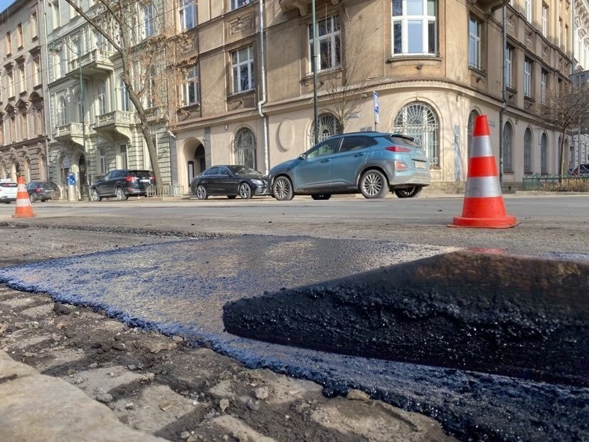 W ramach pozimowego łatania dziur ekipy najpierw frezują...