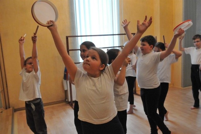 Uczniowie nie tylko grają i śpiewają, ale także pięknie tańczą podczas zajęć z rytmiki