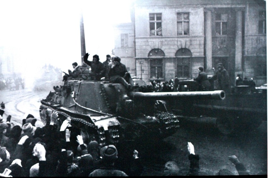 Radzieckie czołgi wjeżdżają na Plac Wolności