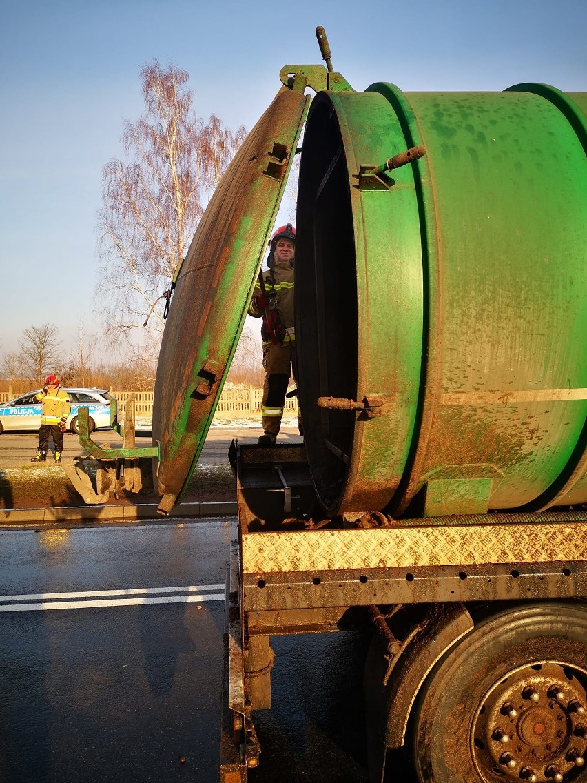 Cysterna miała awarię w Złocieńcu. 21 ton gnojowicy wylało...