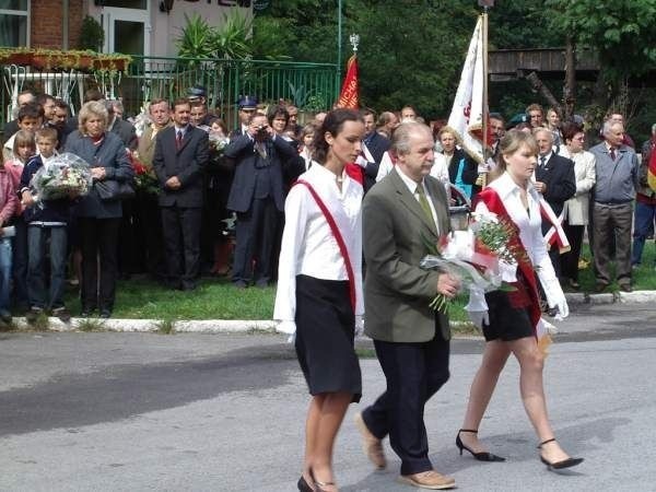 Wiązankę kwiatów pod pomnikiem w Baraku koło Szydłowca złożyli między innymi członkowie Stowarzyszenia Weteranów Polskich Formacji Granicznych w towarzystwie szydłowieckich uczniów.