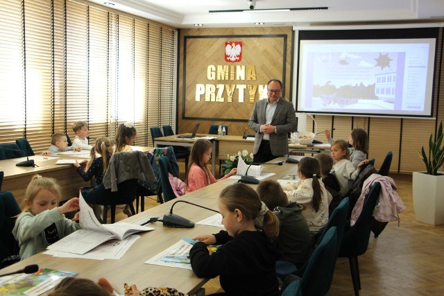 Dzieci z przedszkola w Publicznej Szkoły Podstawowej we Wrzeszczowie odwiedziły Urząd Gminy w Przytyku.