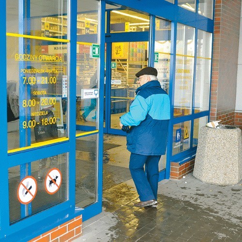 Castorama kusi ofertą pracy - plakat wisi tuż przy wejściu do sklepu przy ul. Paderewskiego 1.