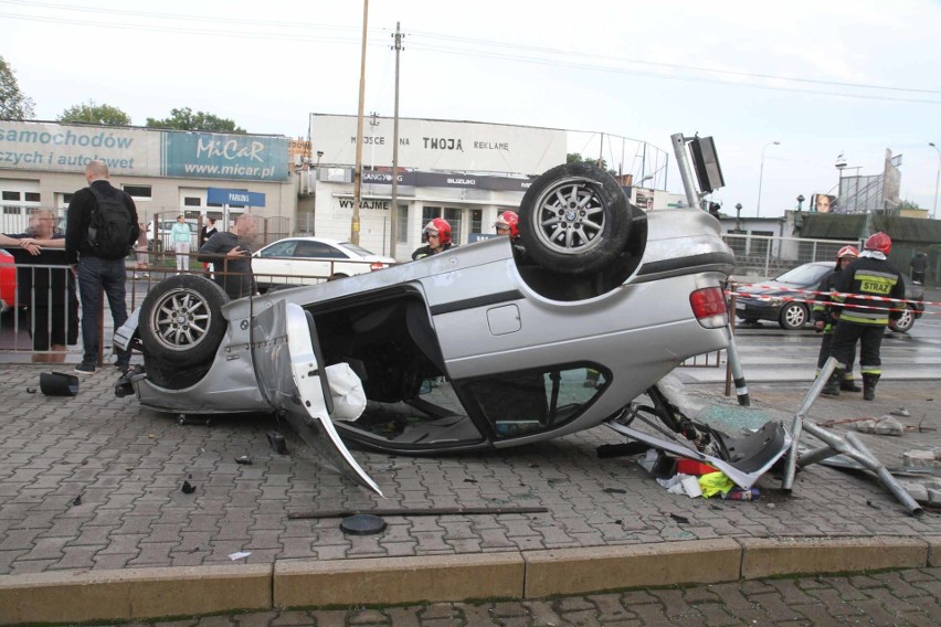 Wypadek, dachowanie BMW na przystanku przy ul. Żmigrodzkiej