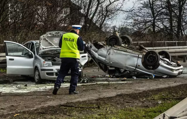 Około godziny 10 na ulicy Fordońskiej w Bydgoszczy tuż przy skrzyżowaniu ze Sporną kierujący autem marki Hyundai z niewiadome przyczyny skręcił na pas zieleni dzielący jezdnię, przeciął go i zderzył się z fiatem panda jadącym w kierunku centrum miasta.W wyniku zderzenia, do którego doszło dzisiaj na ulicy Fordońskiej w okolicy ulicy Spornej, poszkodowane zostały trzy osoby podróżujące fiatem panda.- Wśród poszkodowanych jest 10-letnie dziecko - mówi podinsp. Monika Chlebicz, rzeczniczka prasowa Komendy Wojewódzkiej Policji w Bydgoszczy. - Trwa ustalanie przyczyn tego wypadku.Trzy osoby jadące pandą zostały przetransportowane do szpitala. Obrażenia odniósł także mężczyzna kierujący samochodem hyundai.***Prognoza pogody na 26.03.2016