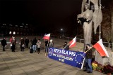 Pikieta w Szczecinie "Nie chcemy weta ws. budżetu UE. Weto dla PiS!". Zobacz zdjęcia i wideo