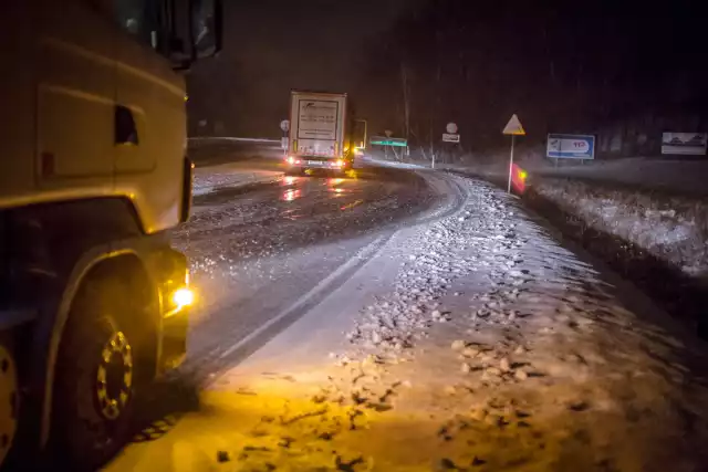 Drogowcy ostrzegają kierowców przed mgłą i opadami utrudniającymi jazdę