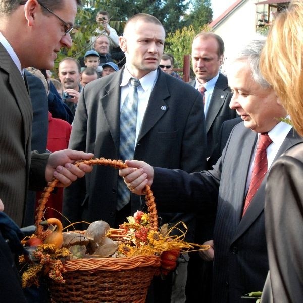 Maciej Marczakiewicz wręczył prezydentowi Lechowi Kaczyńskiemu kosz grzybów.