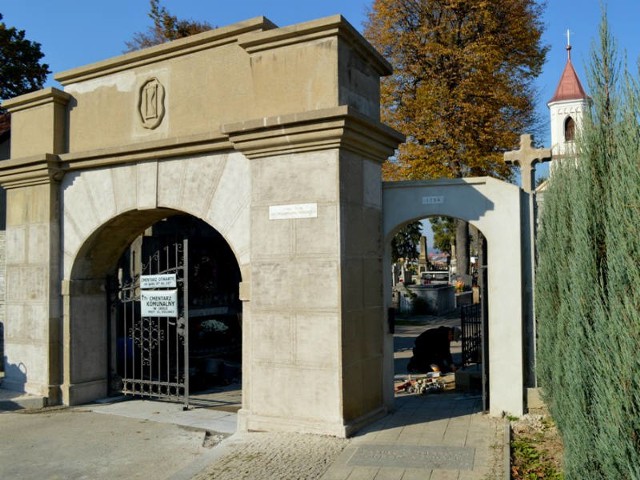 Brama cmentarna po renowacji.
