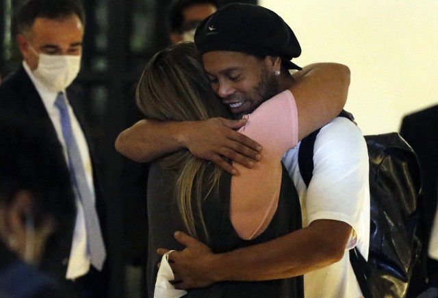 Ronaldinho wyszedł z więzienia i wyściskał się z rodziną