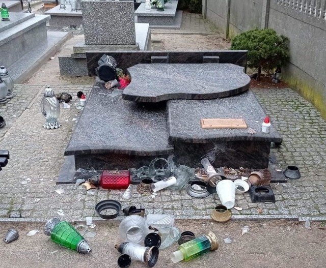 1 stycznia 2021 roku w Piotrkowie Kujawskim wandal zniszczył groby na cmentarzu
