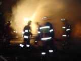 Groźny pożar: Spłonął opel vectra i zabudowania