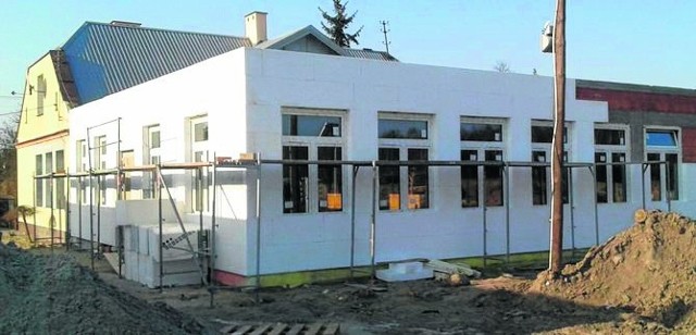 Trwa rozbudowa szkoły w Lesiowie, powstają cztery nowe sale. 