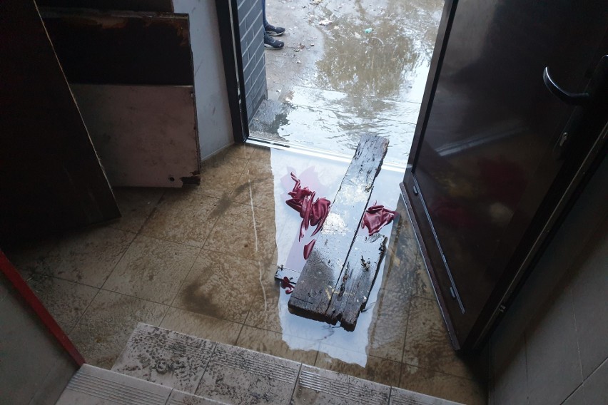 Awaria kanalizacji przy ulicy Mickiewicza. Z toalety na klatce schodowej od kilku dni leje się woda [ZDJĘCIA]