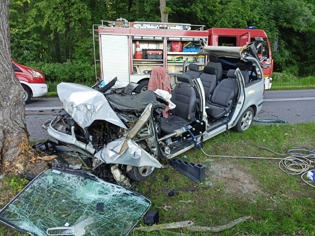 Młody, 18-letni mężczyzna z gminy Rogoźno kierował samochodem marki seat alhambra. Z nieznanych dotąd przyczyn stracił panowanie nad pojazdem i uderzył w drzewo.Zobacz zdjęcia --->