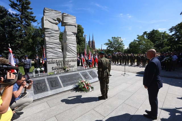 Co roku oficjalne obchody upamiętniające ofiary ludobójstwa na Wołyniu odbywają się przed pomnikiem przy ul. Frycza-Modrzewskiego we Wrocławiu.