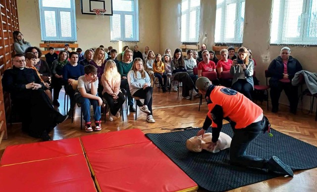 Szkolenie na temat korzystania z defibrylatora