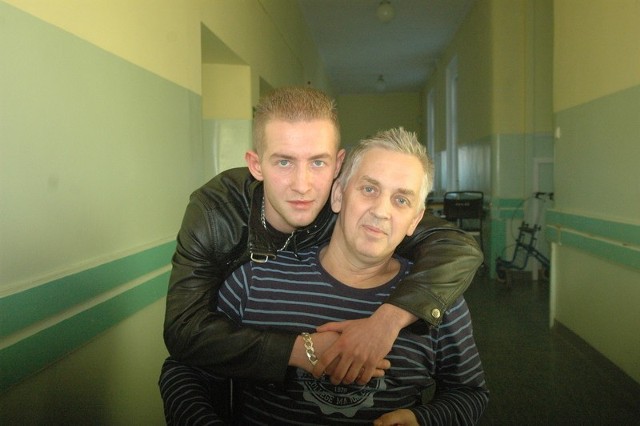 Górnik strzałowy Zbigniew Piwowarczyk na zdjęciu jeszcze w szpitalu razem z synem Łukaszem. Jeszcze słaby, ale szczęśliwy.