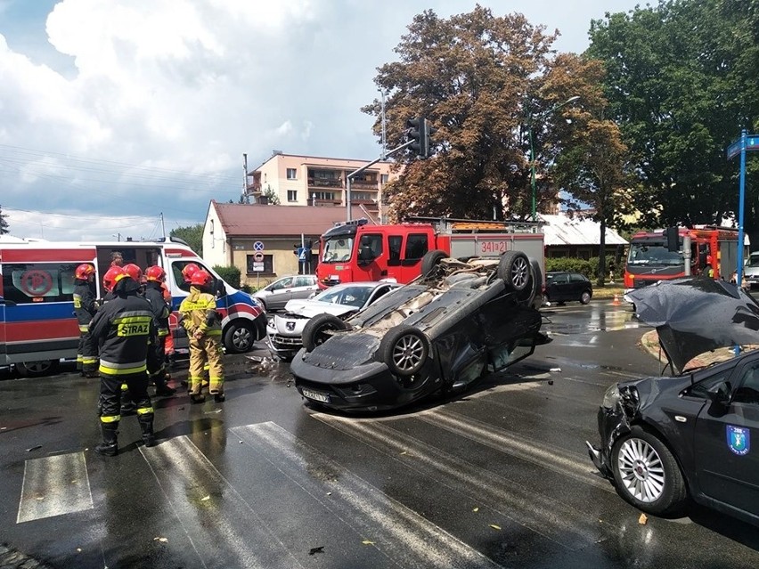 Nowy Sącz. Zderzyły się trzy samochody osobowe na skrzyżowaniu ul. Barskiej z Paderewskiego. Są utrudnienia [ZDJĘCIA]