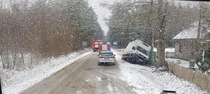 Wypadek w Zaszkowie, pow. ostrowski, 13.12.2020. Ciężarówka w rowie