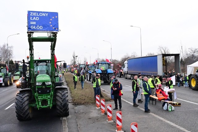 Protest rolników na Psim Polu. Zobaczcie, jak wygląda drugi dzień blokady drogi.