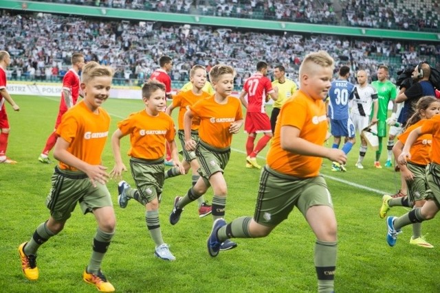 Młodzicy GKS Belsk Duży wprowadzali piłkarzy na mecz eliminacyjny Ligi Mistrzów pomiędzy Legią Warszawa a Zrinjskim Mostarem.