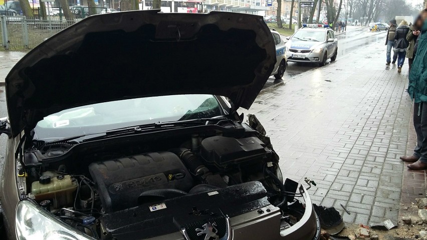 Samochód wjechał w budynek na ul. Kołłątaja w Słupsku. Jedna osoba poszkodowana [zdjęcia, wideo] 
