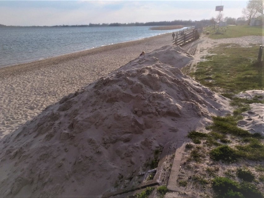 Dowieźli piach nad Jezioro Tarnobrzeskie. Sezon rusza 1 maja