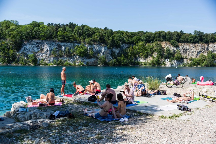 Kraków. Tłumy na Zakrzówku! Plażowiczów nie odstraszył zakaz kąpieli [ZDJĘCIA]