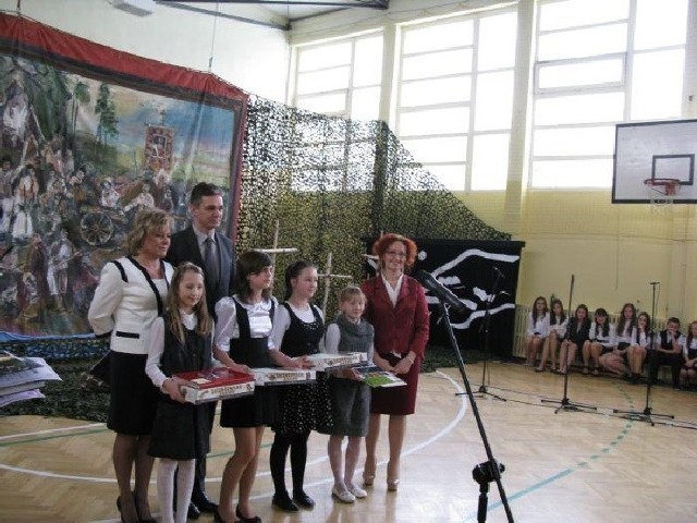 Wręczone zostały nagrody ufundowane przez marszałka województwa dla laureatów konkursu plastycznego i literackiego.