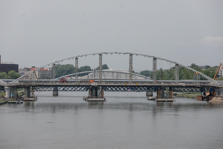 Kraków. Nowy most kolejowy ma już wszystkie łuki [ZDJĘCIA]