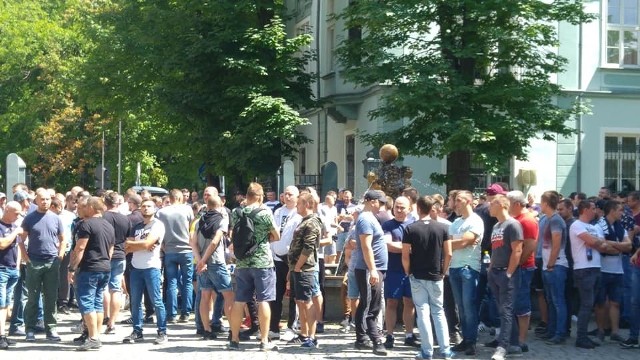 Górnicy Zakładu Górniczego Janina przybyli dziś do Jaworzna zaprotestować pod siedzibą Tauron Wydobycie.