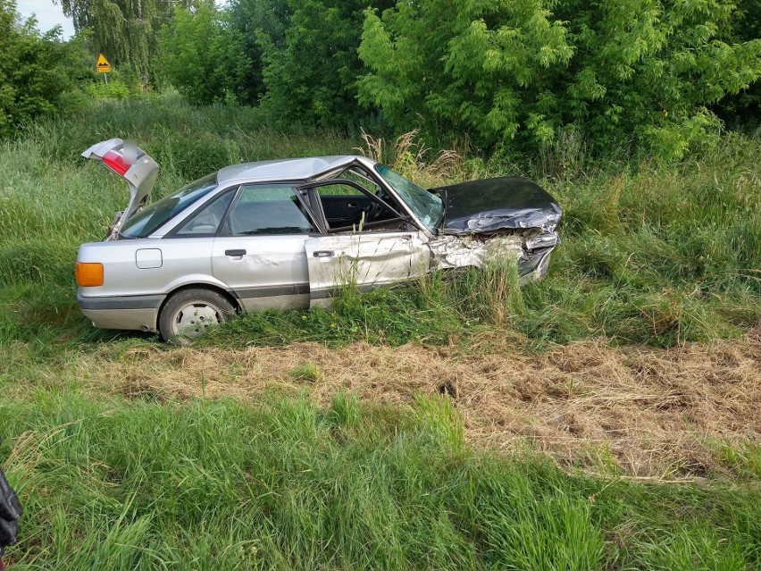 Wypadek na drodze wojewódzkiej nr 670 Suchowola - Dąbrowa Białostocka. Kierowca samochodu ciężarowego nie ustąpił pierwszeństwa (zdjęcia)