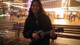 15-letnia Laura Siatecka z Bierunia śpiewa na rynku w Katowicach cover "All I Want for Christmas is You". Ma talent! Posłuchajcie