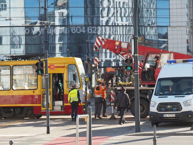 W centrum Łodzi na na ulicy Piłsudskiego przy ulicy Piotrkowskiej w kierunku do ulicy Kościuszki doszło do zatrzymania ruchu tramwajów. Należy spodziewać się objazdów.