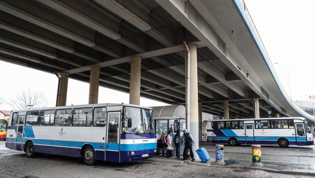 Zapoznanie się z rozkładem jazdy autobusów za pomocą informacji telefonicznej może sprawiać pewne kłopoty.