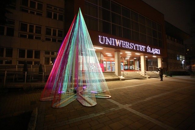 Przed rektoratem Uniwersytetu Śląskiego stoi choinka, ale z różnokolorowych taśm i nici świecących w ultrafiolecie