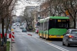 MPK Poznań: Na ulicy Kasprzaka zapadła się jezdnia. Zmiany w kursowaniu autobusów