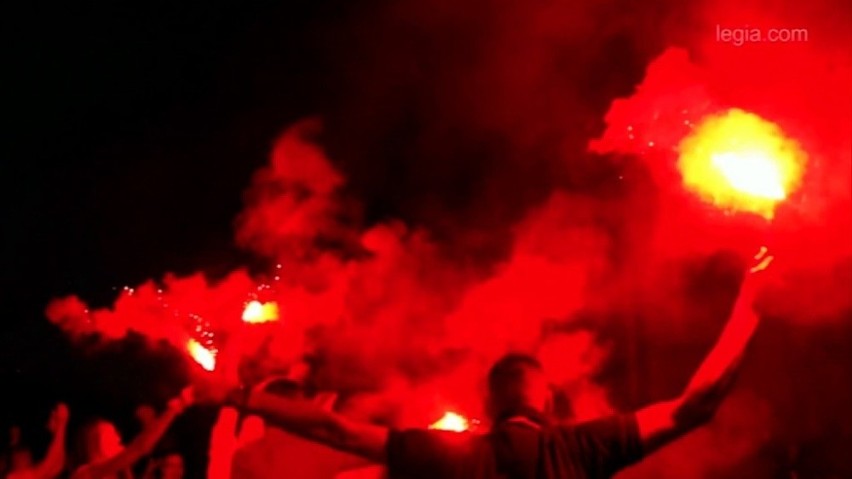 Legia rozpoczęła świętowanie, szalik zawisł na kolumnie Zygmunta, odpalono race (ZDJĘCIA, WIDEO)