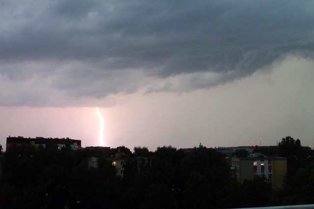 Intensywne burze z gradem, ulewny deszcz i silny wiatr. Instytut Meteorologii i Gospodarki Wodnej wydał na 1 sierpnia ostrzeżenie.Zobacz kolejne zdjęcia. Przesuwaj zdjęcia w prawo - naciśnij strzałkę lub przycisk NASTĘPNE