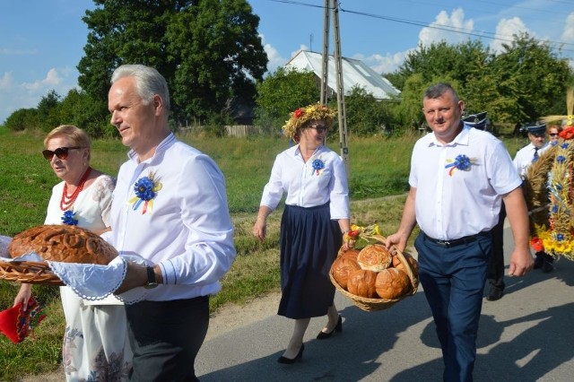 W niedzielę w gminie Łączna rozpoczęło się święto plonów. Z kościoła na plac szkolny przeszedł korowód, niesiono wieniec dożynkowy i chleby.