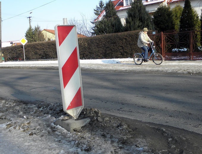 Wiosna bezlitośnie obnaża dziurawe ulice